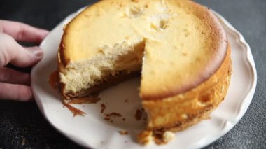 Peynirli tart tatlı peynirli tart taze lezzetli yemekler gurme yemek arka planı masa rustik yiyeceklerin üst görüntüsü fotokopi alanı