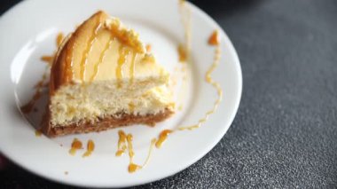 Peynirli tart tatlı peynirli tart taze lezzetli yemekler gurme yemek arka planı masa rustik yiyeceklerin üst görüntüsü fotokopi alanı