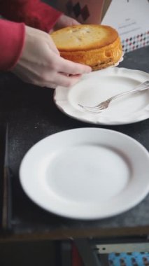 Peynirli tart tatlı peynirli tart taze lezzetli yemekler gurme yemek arka planı masa rustik yiyeceklerin üst görüntüsü fotokopi alanı