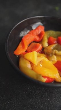 Biber fırınlanmış sebze çanı biberi lezzetli yemek çerezi taze gurme yemek arkaplanı masa kırsal yemek fotokopi alanı üst görünümü