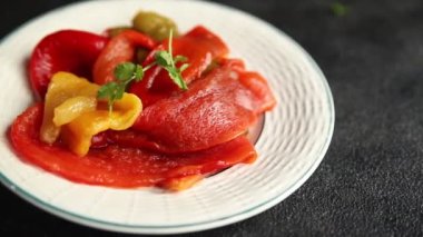 Biber fırınlanmış sebze çanı biberi lezzetli yemek çerezi taze gurme yemek arkaplanı masa kırsal yemek fotokopi alanı üst görünümü