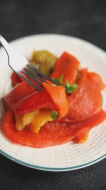 Biber fırınlanmış sebze çanı biberi lezzetli yemek çerezi taze gurme yemek arkaplanı masa kırsal yemek fotokopi alanı üst görünümü