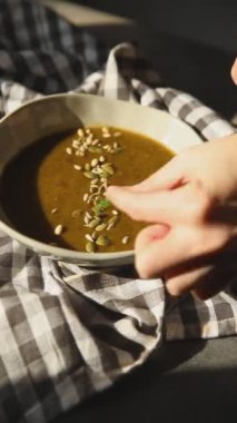 Ispanak kremalı çorba taze sebze ilk tabak lezzetli yemek lezzetli gurme yemek arkaplanı masa kırsal gıdalar üst görünüm fotokopi alanı üst görünüm  