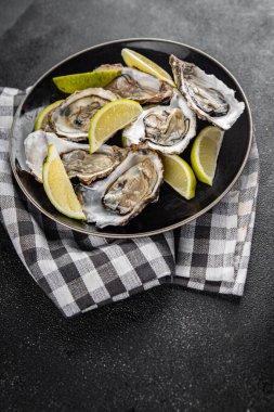 İstiridye taze deniz ürünleri lezzetli yemek taze lezzetli gurme yemek arka planı masa rustik gıda üst görünüm fotokopi alanı pezetarizm diyeti