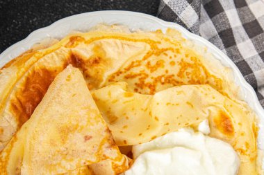 Krep, krep, tatlı kahvaltı ya da tatlı, lezzetli yemek. Lezzetli gurme yemek arkaplanı. Masanın üstünde.