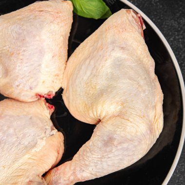 Tavuk budu çiğ tavuk eti taze çeyrek lezzetli yemek lezzetli gurme yemek arkaplanı masanın üstünde kırsal yemek üst görünüm fotokopi alanı üst görünüm keto ve paleo diyeti