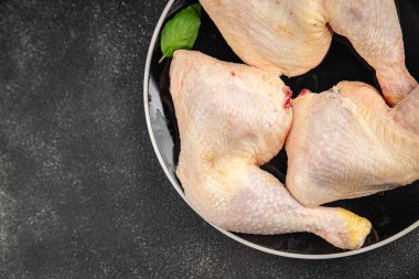 Tavuk budu çiğ tavuk eti taze çeyrek lezzetli yemek lezzetli gurme yemek arkaplanı masanın üstünde kırsal yemek üst görünüm fotokopi alanı üst görünüm keto ve paleo diyeti