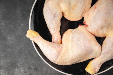 Tavuk budu çiğ tavuk eti taze çeyrek lezzetli yemek lezzetli gurme yemek arkaplanı masanın üstünde kırsal yemek üst görünüm fotokopi alanı üst görünüm keto ve paleo diyeti