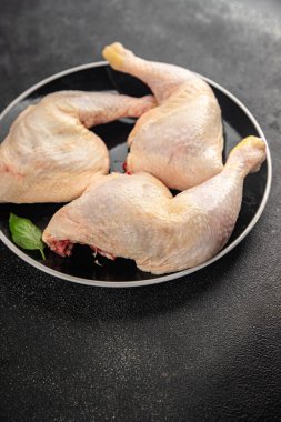 Tavuk budu çiğ tavuk eti taze çeyrek lezzetli yemek lezzetli gurme yemek arkaplanı masanın üstünde kırsal yemek üst görünüm fotokopi alanı üst görünüm keto ve paleo diyeti