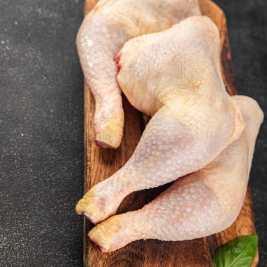 Tavuk budu çiğ tavuk eti taze çeyrek lezzetli yemek lezzetli gurme yemek arkaplanı masanın üstünde kırsal yemek üst görünüm fotokopi alanı üst görünüm keto ve paleo diyeti