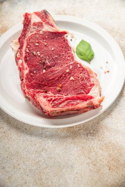 Çiğ biftek et taze yemek lezzetli gurme yemek arkaplan masa üzerinde yemek üst görünüm fotokopi uzay keto ve paleo diyet