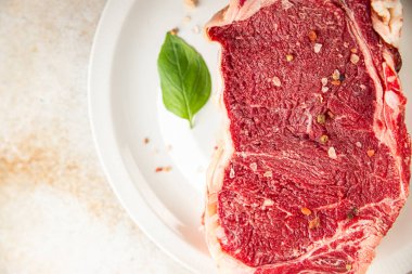 Çiğ biftek et taze yemek lezzetli gurme yemek arkaplan masa üzerinde yemek üst görünüm fotokopi uzay keto ve paleo diyet