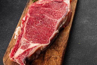 Çiğ biftek et taze yemek lezzetli gurme yemek arkaplan masa üzerinde yemek üst görünüm fotokopi uzay keto ve paleo diyet