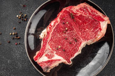 Çiğ biftek et taze yemek lezzetli gurme yemek arkaplan masa üzerinde yemek üst görünüm fotokopi uzay keto ve paleo diyet