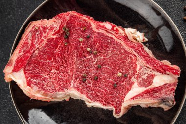 Çiğ biftek et taze yemek lezzetli gurme yemek arkaplan masa üzerinde yemek üst görünüm fotokopi uzay keto ve paleo diyet