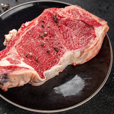 Çiğ biftek et taze yemek lezzetli gurme yemek arkaplan masa üzerinde yemek üst görünüm fotokopi uzay keto ve paleo diyet