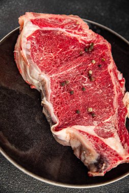 Çiğ biftek et taze yemek lezzetli gurme yemek arkaplan masa üzerinde yemek üst görünüm fotokopi uzay keto ve paleo diyet