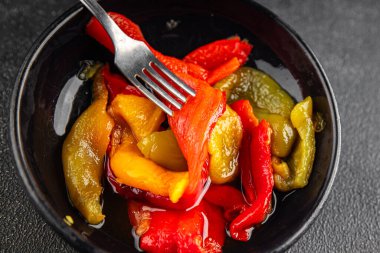 Pişmiş biberli biberli çan biberli çan biberli çerezli çerez taze gurme yemek masanın üzerinde yemek fotokopi alanı üst görünüm keto ve paleo diyeti vejetaryen ve vejetaryen yemekleri