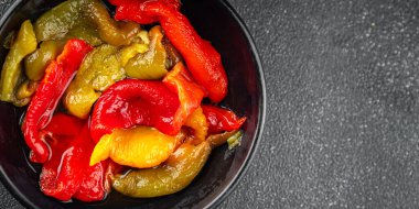 Pişmiş biberli biberli çan biberli çan biberli çerezli çerez taze gurme yemek masanın üzerinde yemek fotokopi alanı üst görünüm keto ve paleo diyeti vejetaryen ve vejetaryen yemekleri