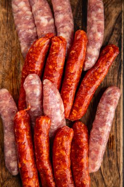 Çiğ sosis, domuz eti, tavuk, kuzu eti, taze lezzetli gurme yemek arkaplanı masanın kırsal kesiminde fotokopi alanı.