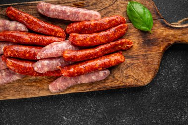 Çiğ sosis, domuz eti, tavuk, kuzu eti, taze lezzetli gurme yemek arkaplanı masanın kırsal kesiminde fotokopi alanı.