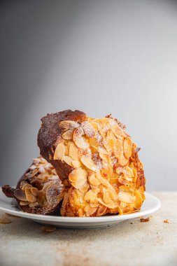 Brioche tatlı bademli Fransız tostu taze lezzetli yemekler lezzetli gurme yemek arka planı masa kırsal yiyeceklerin üst görüntüsü fotokopi alanı.