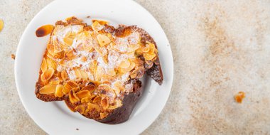 Brioche tatlı bademli Fransız tostu taze lezzetli yemekler lezzetli gurme yemek arka planı masa kırsal yiyeceklerin üst görüntüsü fotokopi alanı.