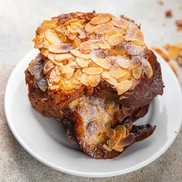 Brioche tatlı bademli Fransız tostu taze lezzetli yemekler lezzetli gurme yemek arka planı masa kırsal yiyeceklerin üst görüntüsü fotokopi alanı.