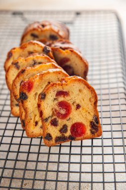Meyveli kek tatlı tatlı kurutulmuş meyve geleneksel pasta, fındıklı yemek abur cubur masada fotokopi uzay yemeği arka plan kırsal üst görünüm