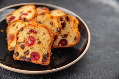 Meyveli kek tatlı tatlı kurutulmuş meyve geleneksel pasta, fındıklı yemek abur cubur masada fotokopi uzay yemeği arka plan kırsal üst görünüm