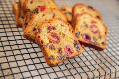 Meyveli kek tatlı tatlı kurutulmuş meyve geleneksel pasta, fındıklı yemek abur cubur masada fotokopi uzay yemeği arka plan kırsal üst görünüm