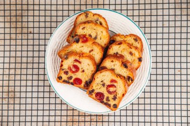 Meyveli kek tatlı tatlı kurutulmuş meyve geleneksel pasta, fındıklı yemek abur cubur masada fotokopi uzay yemeği arka plan kırsal üst görünüm