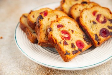 Meyveli kek tatlı tatlı kurutulmuş meyve geleneksel pasta, fındıklı yemek abur cubur masada fotokopi uzay yemeği arka plan kırsal üst görünüm