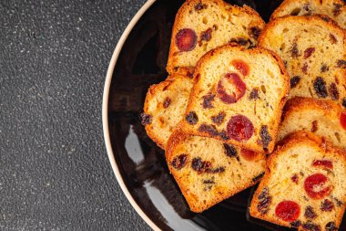 Meyveli kek tatlı tatlı kurutulmuş meyve geleneksel pasta, fındıklı yemek abur cubur masada fotokopi uzay yemeği arka plan kırsal üst görünüm