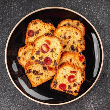 Meyveli kek tatlı tatlı kurutulmuş meyve geleneksel pasta, fındıklı yemek abur cubur masada fotokopi uzay yemeği arka plan kırsal üst görünüm