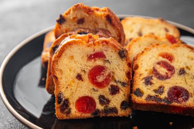 Meyveli kek tatlı tatlı kurutulmuş meyve geleneksel pasta, fındıklı yemek abur cubur masada fotokopi uzay yemeği arka plan kırsal üst görünüm