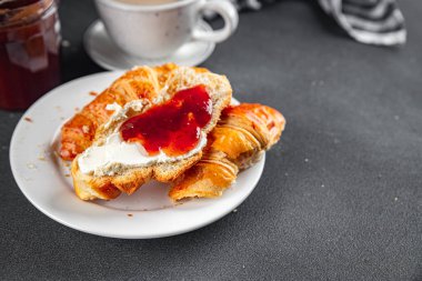 Reçelli kruvasan. Fransız tostu. Lezzetli yemek. Yemek arkaplanı.
