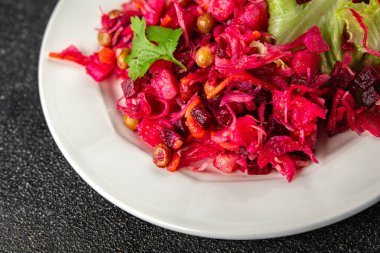 Pancar salatası fırınlanmış pancar kökü, patates, yeşil bezelye, yeşil yaprak salatası lezzetli yemek arkaplanı masanın üstünde taze gurme yemek üst görünüm fotokopi alanı üst görünüm keto ve paleo diyet vejetaryen.