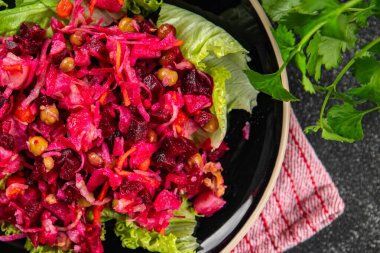 Pancar salatası fırınlanmış pancar kökü, patates, yeşil bezelye, yeşil yaprak salatası lezzetli yemek arkaplanı masanın üstünde taze gurme yemek üst görünüm fotokopi alanı üst görünüm keto ve paleo diyet vejetaryen.
