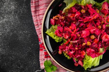 Pancar salatası fırınlanmış pancar kökü, patates, yeşil bezelye, yeşil yaprak salatası lezzetli yemek arkaplanı masanın üstünde taze gurme yemek üst görünüm fotokopi alanı üst görünüm keto ve paleo diyet vejetaryen.