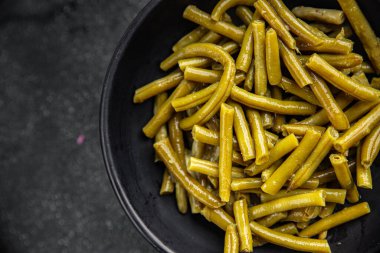 Lezzetli yemekler yemeye hazır yeşil fasulye. Lezzetli gurme yemek arkaplanı. Masanın üstünde. 