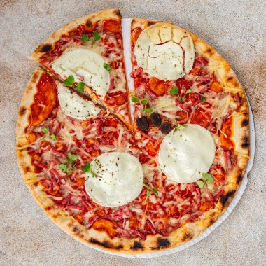 Pizza keçi peyniri, domates sosu, domuz pastırması lezzetli yemekler lezzetli gurme yemek arkaplanı masanın kırsal kesiminde fotokopi odası manzarası