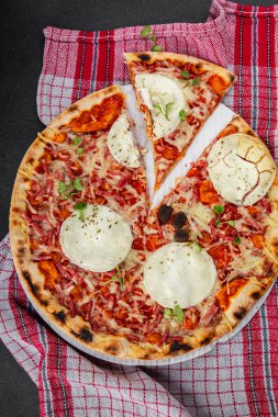 Pizza keçi peyniri, domates sosu, domuz pastırması lezzetli yemekler lezzetli gurme yemek arkaplanı masanın kırsal kesiminde fotokopi odası manzarası