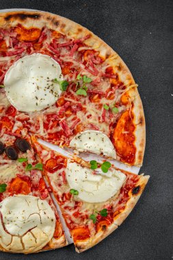 Pizza keçi peyniri, domates sosu, domuz pastırması lezzetli yemekler lezzetli gurme yemek arkaplanı masanın kırsal kesiminde fotokopi odası manzarası
