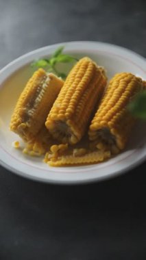 Mısır koçanı haşlanmış mısır taze lezzetli yemek gurme vejetaryen ve vejetaryen gıda arka planı masanın üstünde rustik yiyecekler fotokopi alanı keto ve paleo diyeti