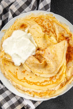 Krep, krep, tatlı kahvaltı ya da tatlı, lezzetli yemek. Lezzetli gurme yemek arkaplanı. Masanın üstünde.