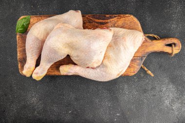 Tavuk budu çiğ tavuk eti taze çeyrek lezzetli yemek lezzetli gurme yemek arkaplanı masanın üstünde kırsal yemek üst görünüm fotokopi alanı üst görünüm keto ve paleo diyeti