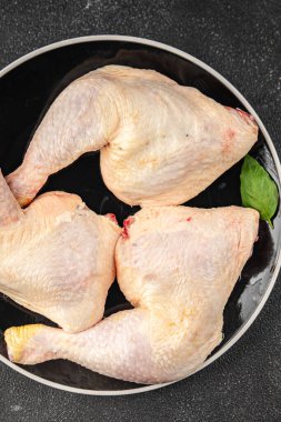 Tavuk budu çiğ tavuk eti taze çeyrek lezzetli yemek lezzetli gurme yemek arkaplanı masanın üstünde kırsal yemek üst görünüm fotokopi alanı üst görünüm keto ve paleo diyeti