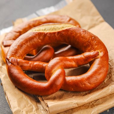Bretzel taze fırınlanmış Brezel ürünleri lezzetli yemek yemekleri lezzetli gurme yemek arka planı masa kırsal gıdalar üst görünüm fotokopi alanı üst görünüm