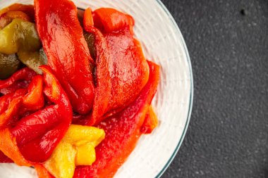 Pişmiş biberli biberli çan biberli çan biberli çerezli çerez taze gurme yemek masanın üzerinde yemek fotokopi alanı üst görünüm keto ve paleo diyeti vejetaryen ve vejetaryen yemekleri